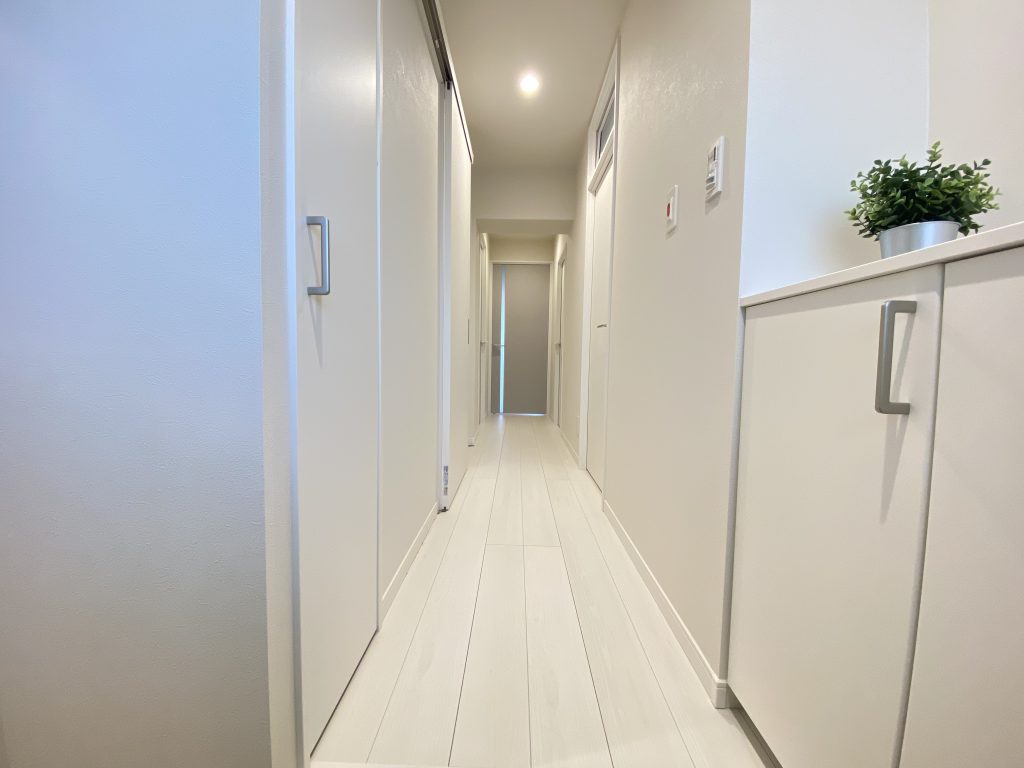 【室内廊下】玄関からリビングにつながる室内廊下部分の様子です。ホワイトで統一された内装が爽やかな印象。