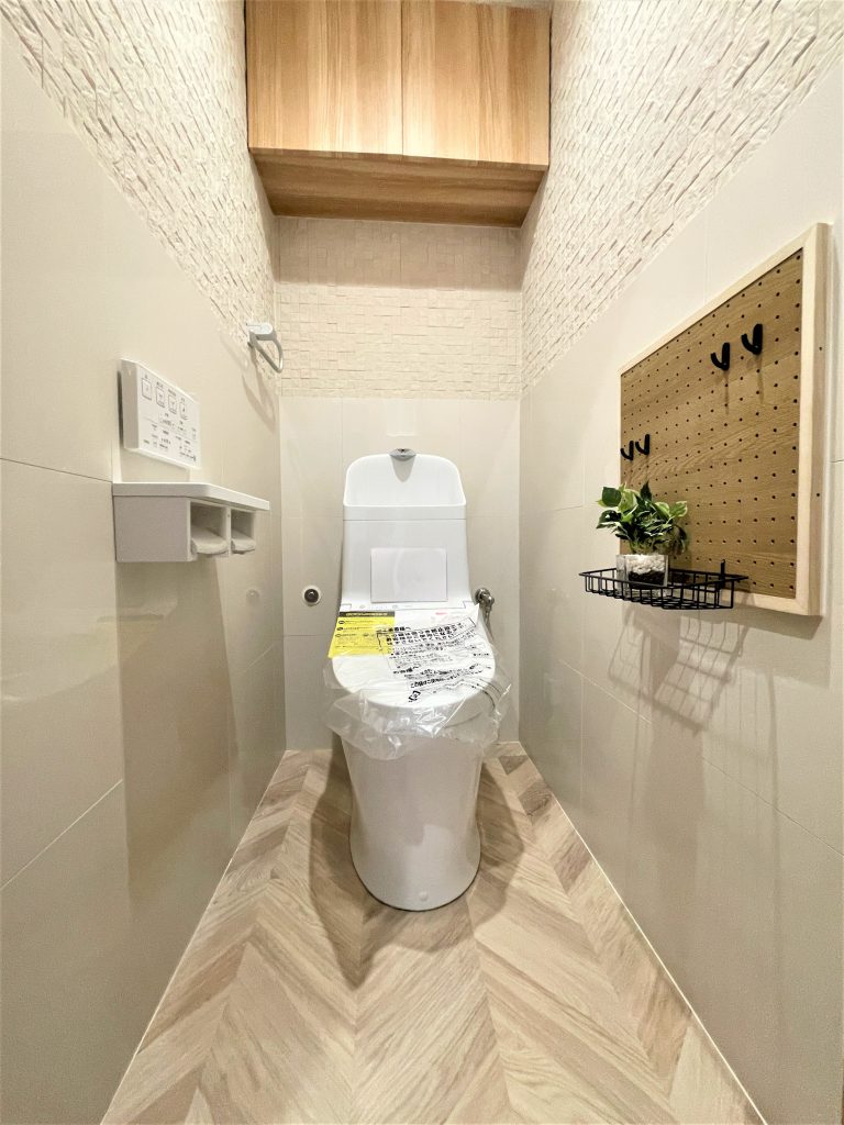 【トイレ】 清潔感のあるトイレはウォシュレト一体型です。収納付きなのでトイレットペーパー等を置いておけます。壁面上部にはエコカラットを使用。消臭効果、調湿効果があるので快適です。