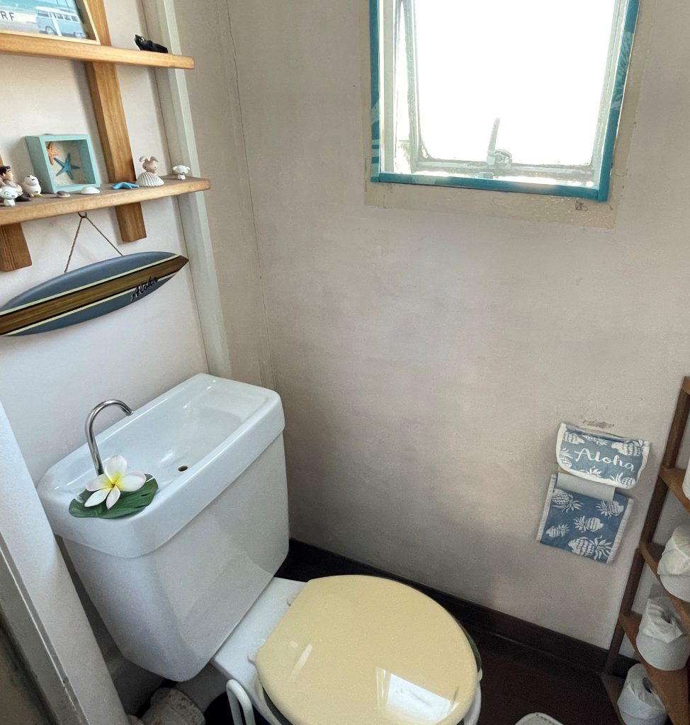 【内観写真】 トイレの様子です。水回りも綺麗にお使いです。トイレに窓があるので湿気がこもるのを防いでくれます。