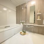 【浴室】 寛げる浴室は、追い炊き機能、浴室換気乾燥機能付きで快適なバスタイムをお過ごしいただけます。