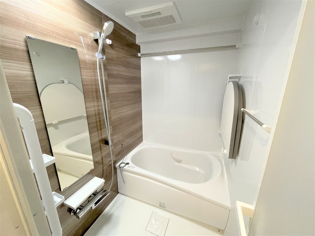 【浴室】 寛げる浴室は、追い炊き機能、浴室換気乾燥機能付きで快適なバスタイムを過ごせます。