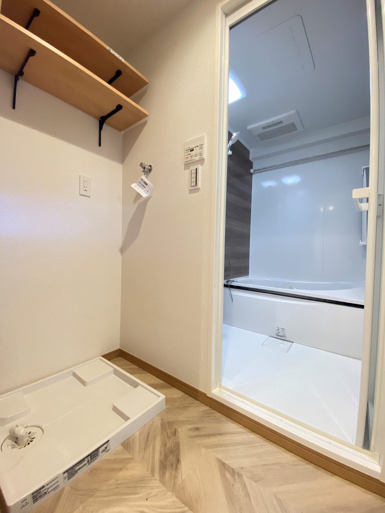 【洗面室】 洗面室内に室内洗濯機置き場があります。上部には棚板を設置しているので、リネン類や洗剤等を収納できて便利です。