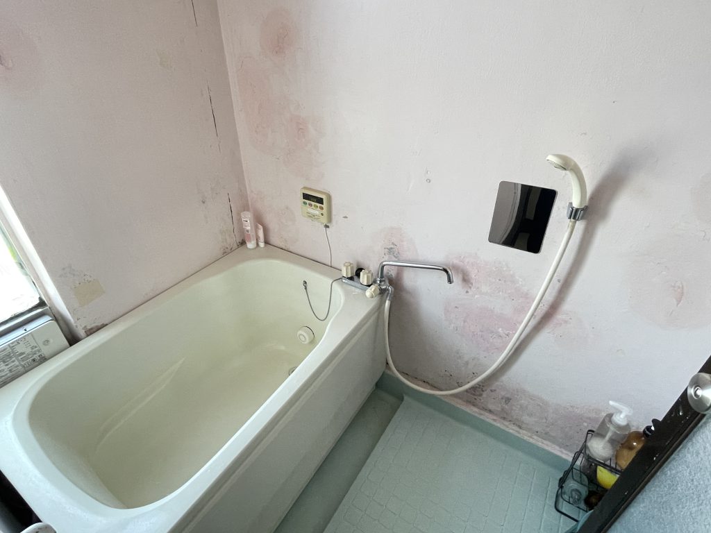 【内観写真】 浴室の様子です。水回りも綺麗にお使いです。浴室に窓があるので湿気がこもるのを防いでくれます。