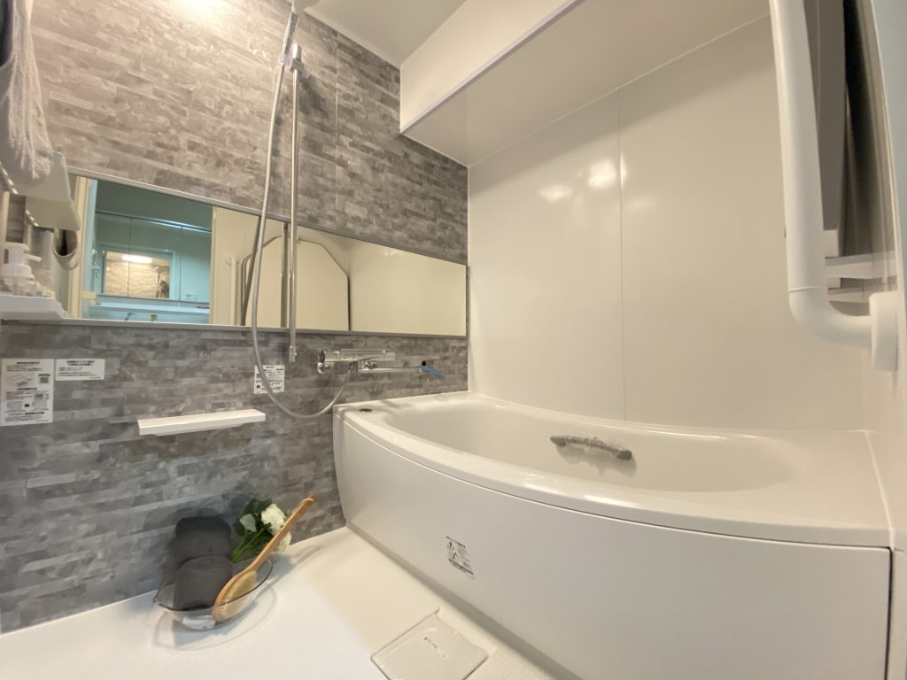 【浴室】 寛げる浴室は追い炊き機能、浴室換気乾燥機能付きなので快適なバスタイムをお過ごしいただけます。浴室換気乾燥機能は冬場のヒートテック防止にも役立ちます。