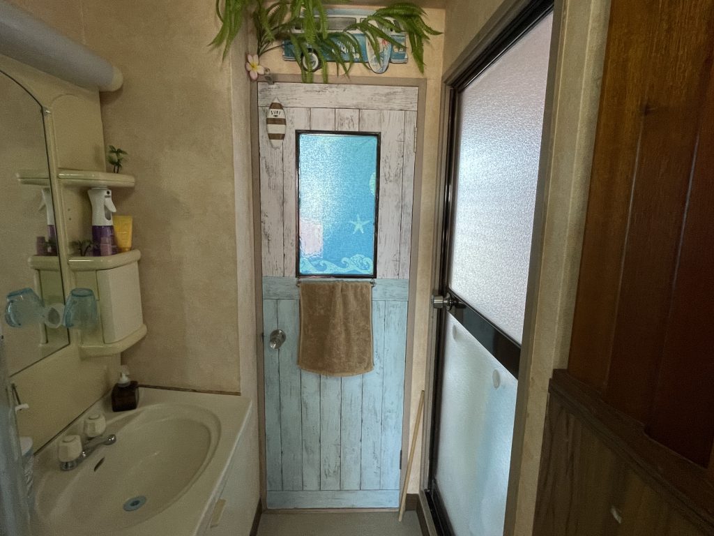 【内観写真】 洗面室の様子です。水回りも綺麗にお使いです。建具はトイレのドア部分になります。