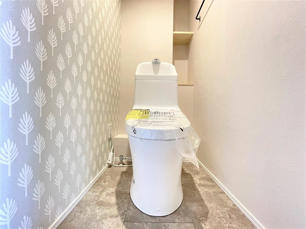 【トイレ】 清潔感のあるトイレはウォシュレト一体型になっています。