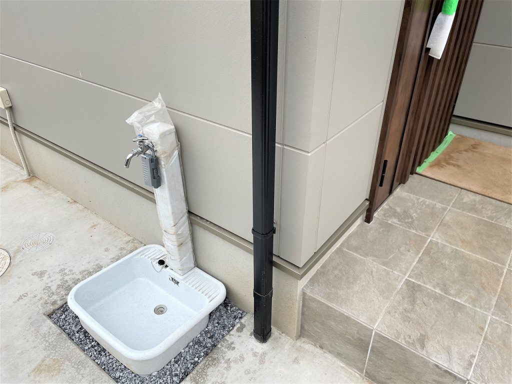 【立水栓】カーポート部分にある立水栓の様子です。洗車や寄せ植えのプラターの水やりに便利です。玄関横なので、お散歩後のペットの足洗い場としても活用していただけます。