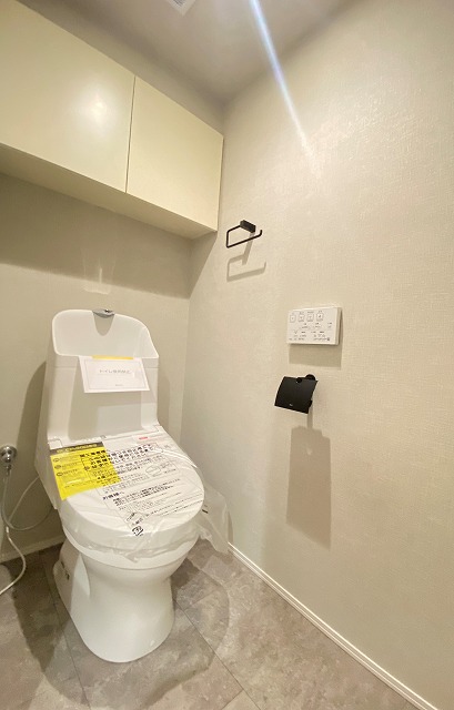 【トイレ】 トイレ内にも収納があるので小物の収納に便利です。ウォシュレト一体型になっています。