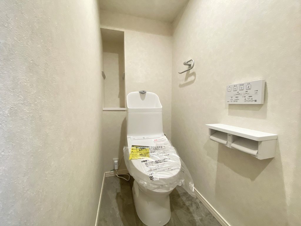 【トイレ】 清潔感のあるトイレはウォシュレット一体型になっています。壁面に収納付きなのでトイレットペーパーや洗剤置き場にお使いいただけます。