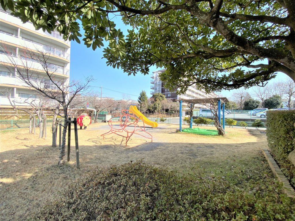 【プレイロット】敷地内にある公園の様子です。遊具やベンチがあるので、安心してお子様と遊んでいただけます。