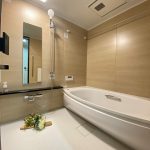 【浴室】 寛げる浴室は、追い炊き機能、浴室換気乾燥機能付きで快適にお過ごしいただけます。衣類の乾燥だけでなく、冬場のヒートショック防止にもなります。