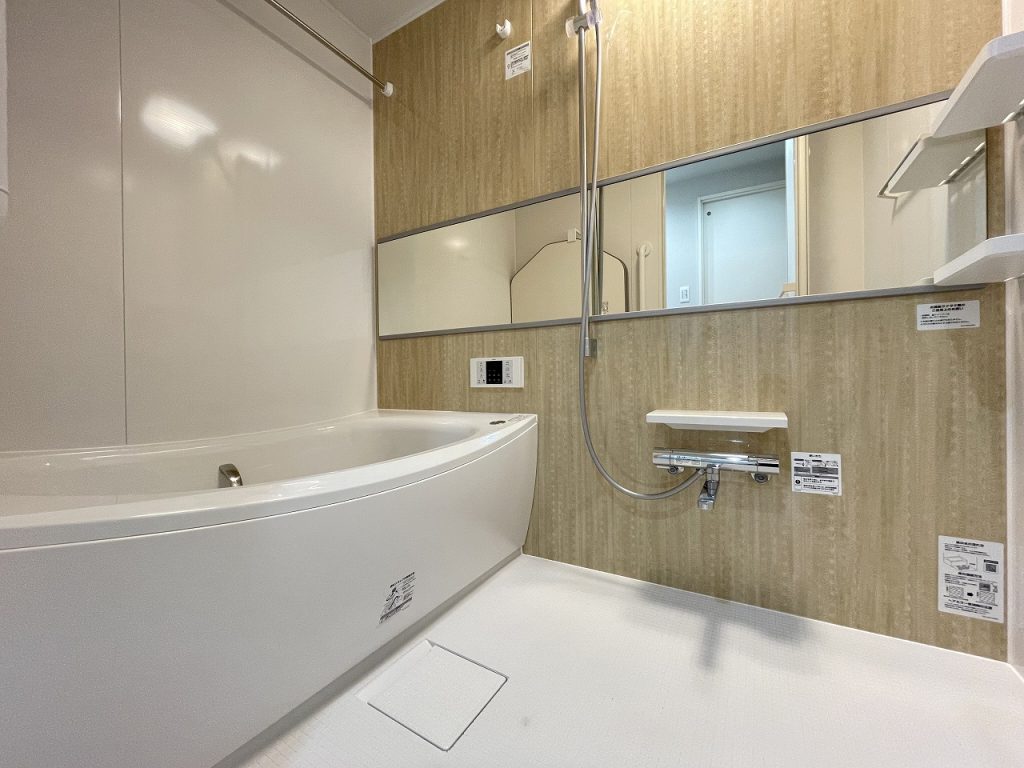 【浴室】 寛げる浴室は追い炊き機能、浴室換気乾燥機能付きで快適にお過ごしいただけます。