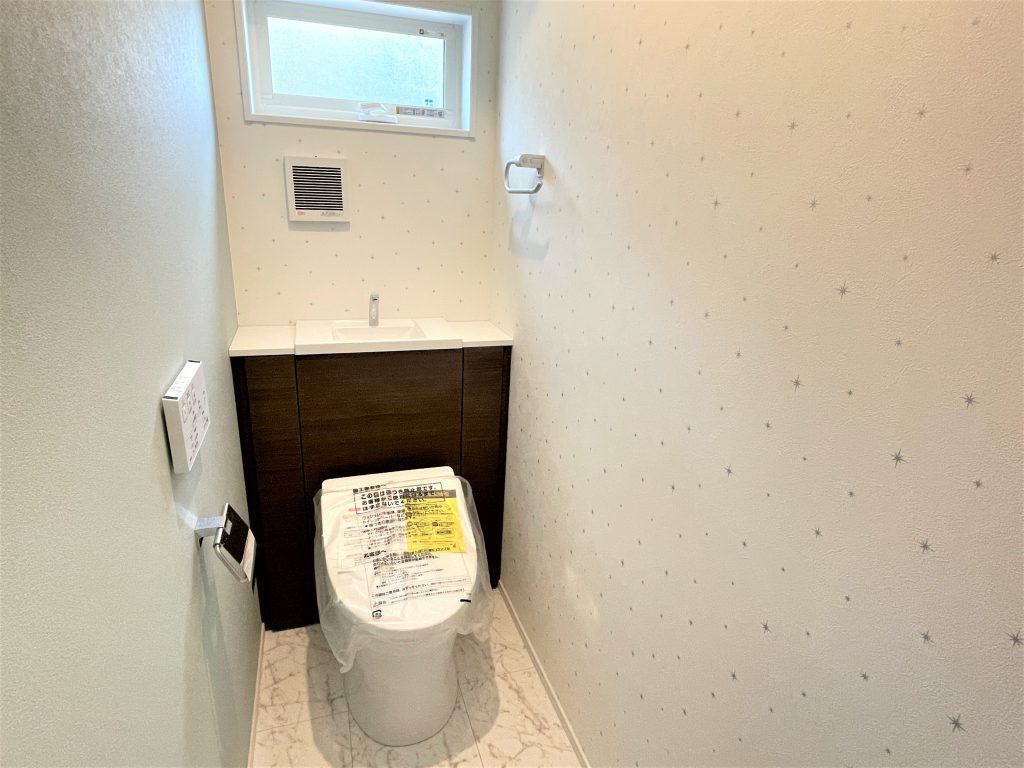 【トイレ】1階部分のトイレの様子です。タンクを隠す形で左右に収納が付いています。トイレは1階と2階に設置。ウォシュレト一体型になっています。