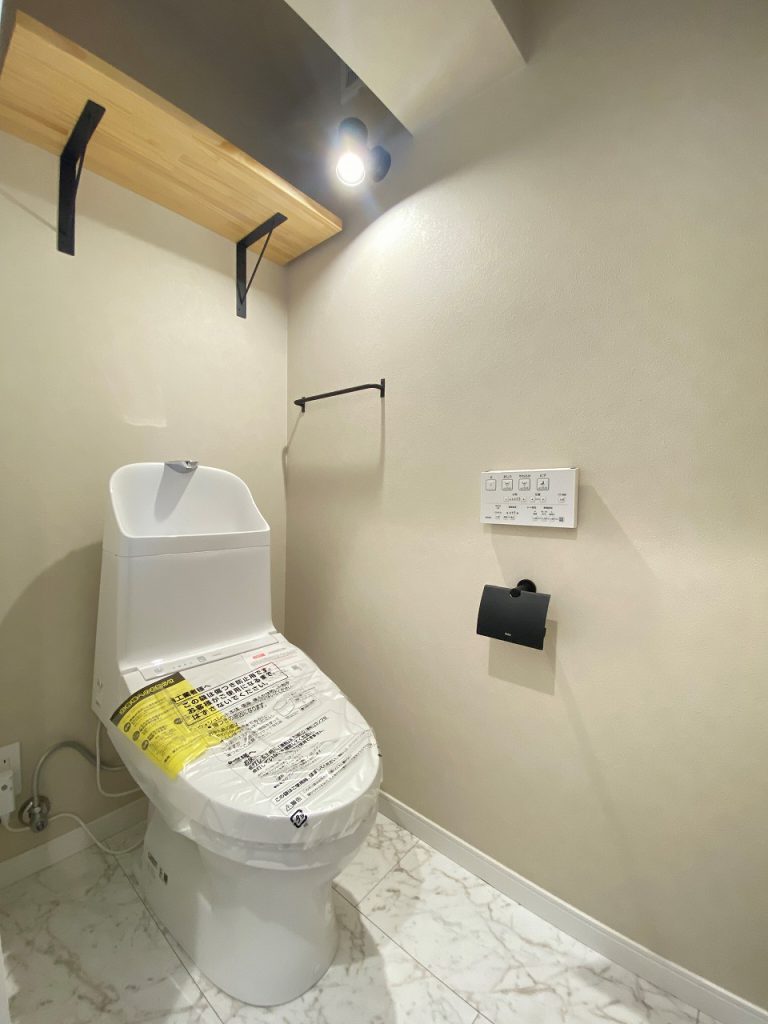 【トイレ】清潔感のあるトイレはウォシュレト一体型になっています。