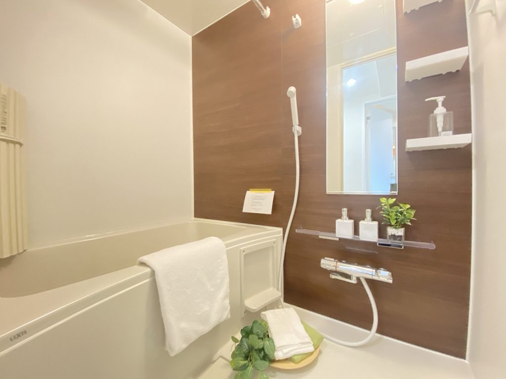 【浴室】寛げる浴室は、追い炊き機能、浴室換気乾燥機能付きで快適にお使いいただけます。浴室乾燥機は衣類の乾燥だけでなくカビ防止にもなります。