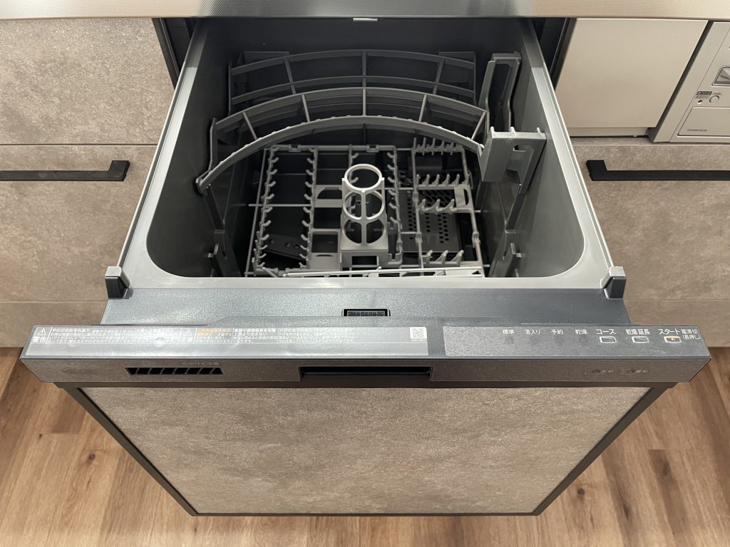 【キッチン】 食洗機は洗浄力、高温の除菌効果、節水効果があります。家事の時短にもなります。