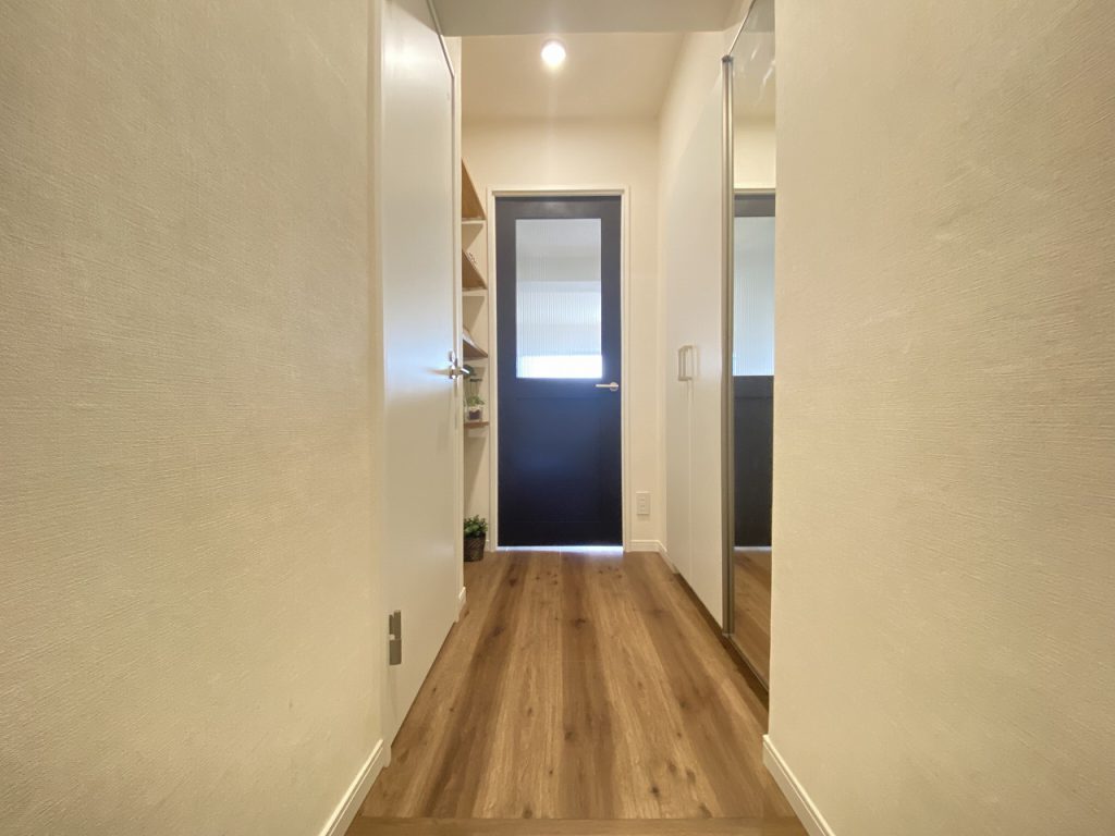 【室内廊下】明るい室内廊下の様子。床材の杢目が素敵な印象です。