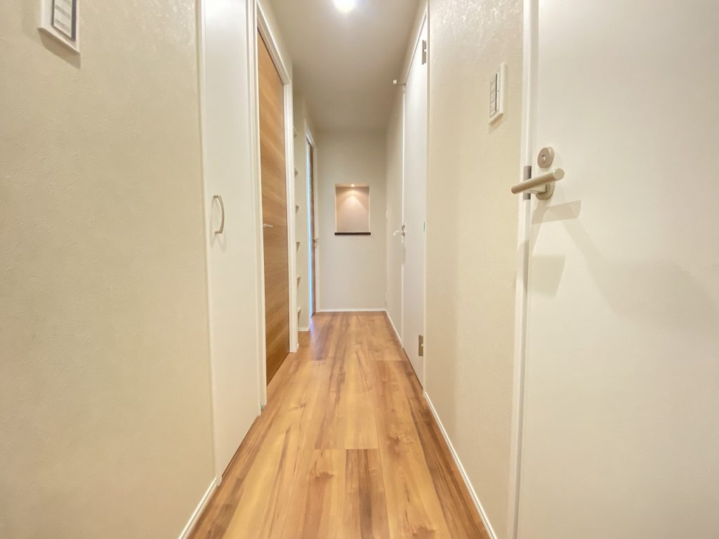 【室内廊下】 明るい玄関ホールの様子です。廊下部分にもハンガーパイプ付きの大型収納が付いています。適材適所にある豊富な収納力が魅力の住戸です。