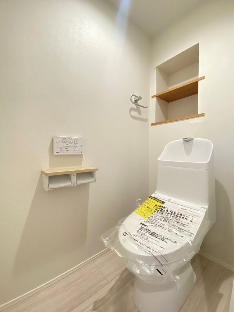 【トイレ】 清潔感のあるトイレはウォシュレト一体型になっています。トイレ内にも収納が付いています。