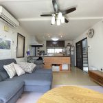【リビング】 対面式のキッチンカウンターがあるリビング。閑静な住宅地にある住まいです。