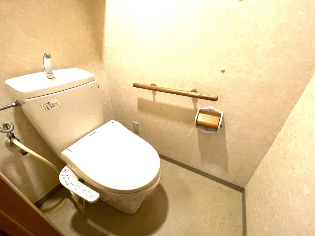 【トイレ】 トイレの様子です。トイレ内にも収納があるので、トイレットペーパーのストック等も収納できます。収納には扉が付いているので中身が見えません。