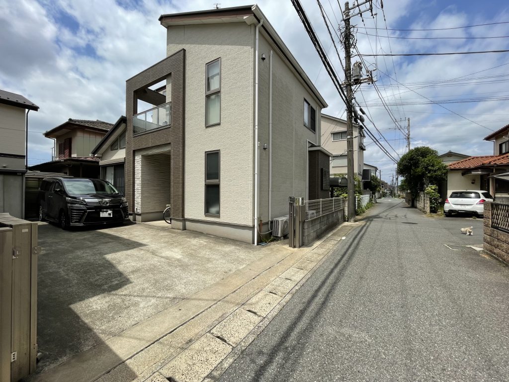 【現地】 全面道路の様子です。閑静な住宅地にある戸建て住宅。車の通行量も少なくて、静かな住環境が保たれています。