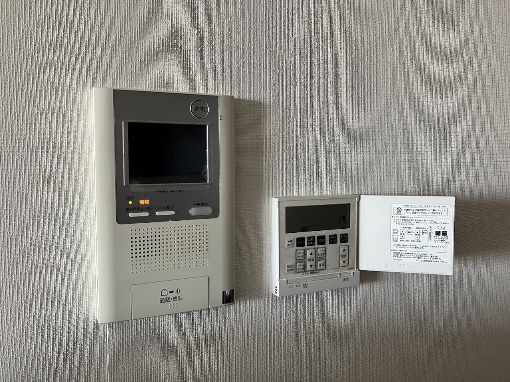 【設備】 TVモニター付きインターフォンでセキュリティ面も安心です。リビング部分には床暖房が完備されています。