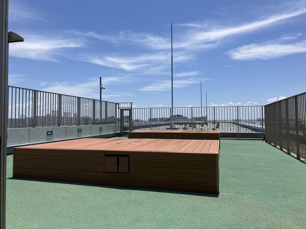 【スカイテラス】 パーク棟の屋上にはウッドデッキのある憩いの場が設置されています。