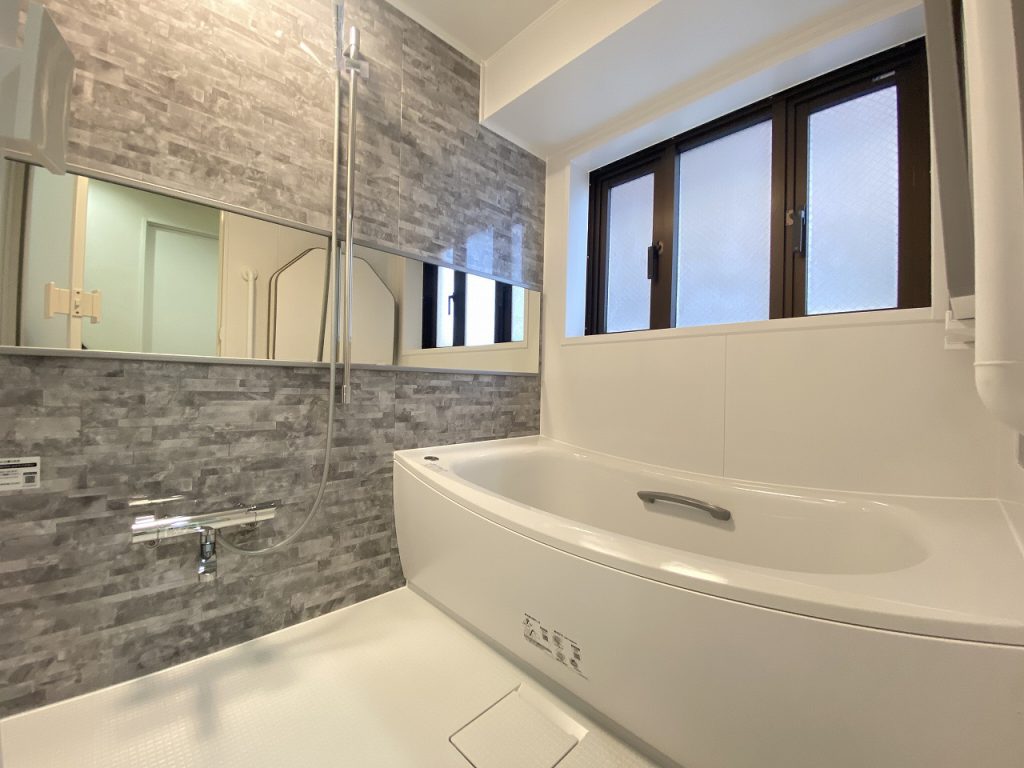 【浴室】 寛げる浴室は、追い炊き機能、浴室換気乾燥機能付きで快適にお過ごしいただけます。角住戸なので浴室にも窓があります。