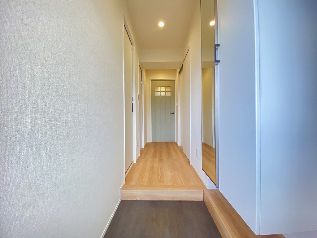 【室内廊下】 玄関からリビングに繋がる室内廊下部分の様子です。セージグリーンの爽やかな建具がアクセントになっています。優しくて爽やかな印象が特徴です。