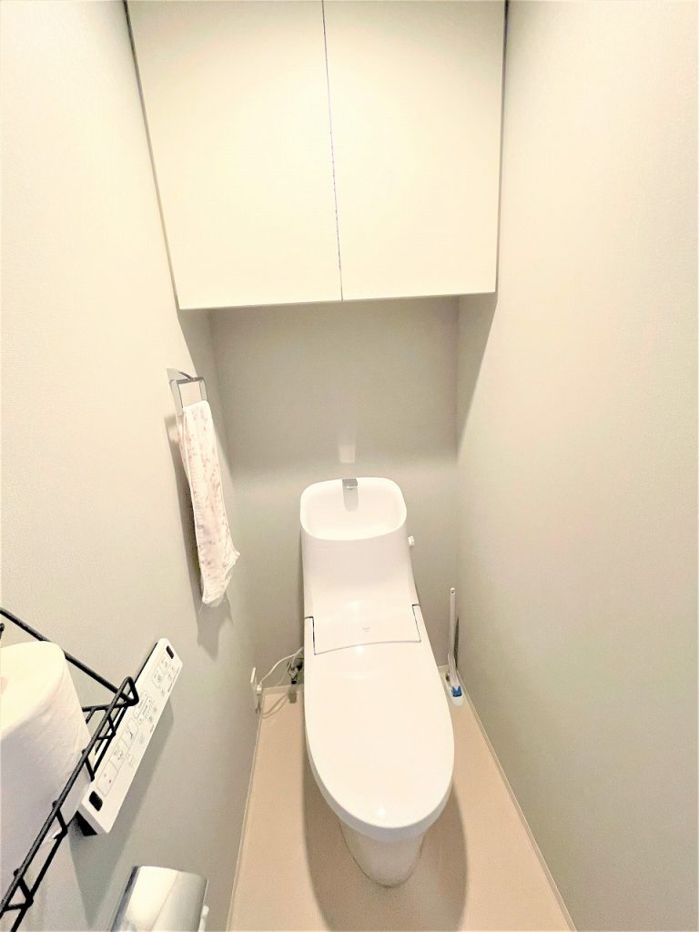 【トイレ】 清潔感のあるトイレは売り一体型になっています。収納も付いています。