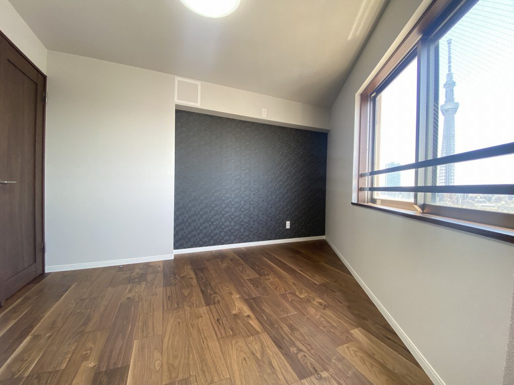 【洋室】 アクセントクロスが空間を引き締めるデザイン。ブラックウォルナットの床材も高級感があります。
