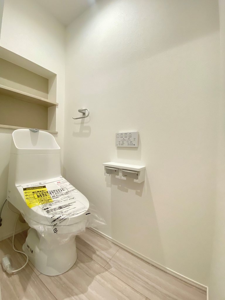 【トイレ】 清潔感のあるトイレはウォシュレト一体型になっています。トイレ内にも収納があります。