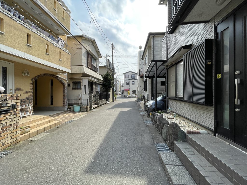 【前面道路】 小学校まで徒歩10分圏内、近隣には商業施設も充実しています。