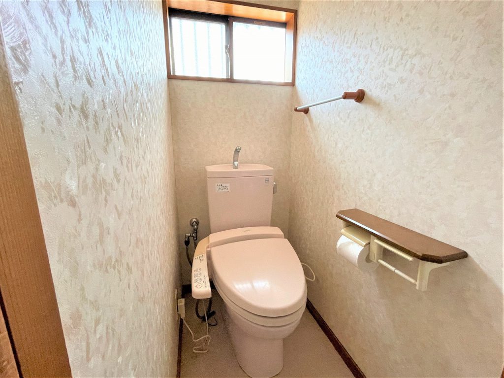 【1階トイレ】 トイレは2か所あります。1階トイレの様子です。