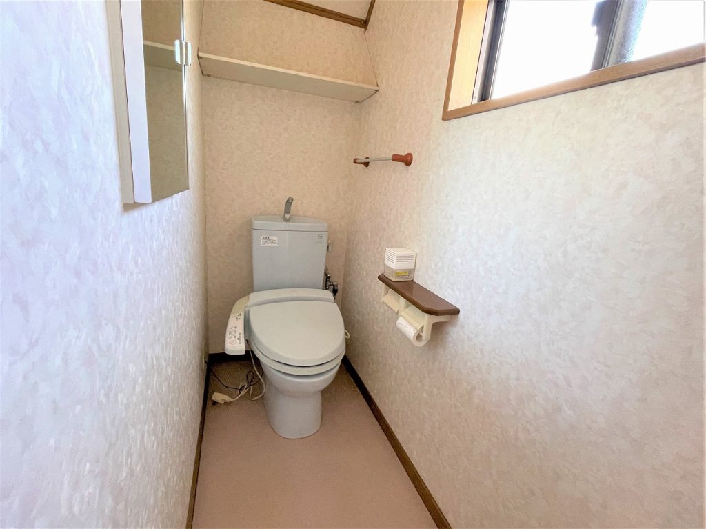 【2階トイレ】 トイレは2か所あります。2階トイレの様子です。
