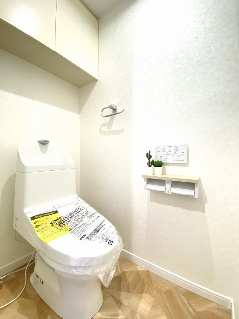 【トイレ】清潔感のあるトイレはウォシュレト一体型になっています。トイレ内にも収納があるのでトイレットペーパーなどの収納ができて便利です。