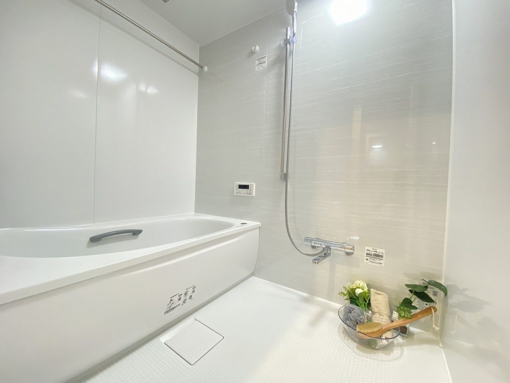 【浴室】寛げる浴室は追い炊き機能、浴室換気乾燥機能付きで快適なバスタイムをお過ごしいただけます。広め（UB1418）サイズの浴室もおすすめです。