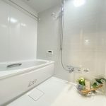 【浴室】寛げる浴室は追い炊き機能、浴室換気乾燥機能付きで快適なバスタイムをお過ごしいただけます。広め（UB1418）サイズの浴室もおすすめです。
