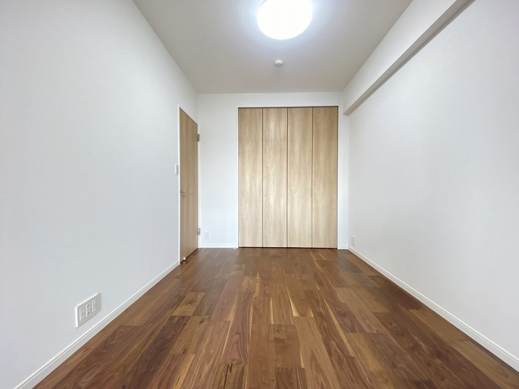 【洋室】 ブラックウォルナットの床材が美しい室内。全てのお部屋に収納があります。