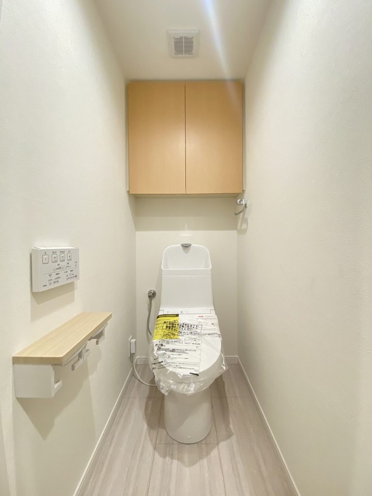 【トイレ】 清潔なトイレはウォシュレット一体型になっています。トイレ内にも収納があるので便利です。