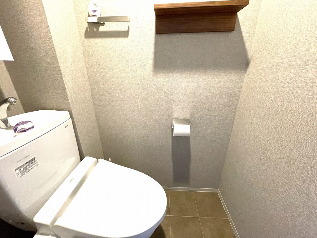 【トイレ】清潔感のあるトイレです。収納が付いています。