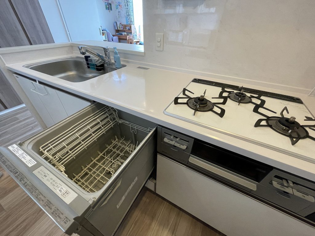 【キッチン】食洗機は洗浄力、高温の除菌効果、節水効果があります。家事の時短にもなります。