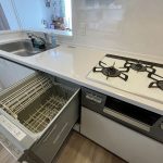 【キッチン】食洗機は洗浄力、高温の除菌効果、節水効果があります。家事の時短にもなります。
