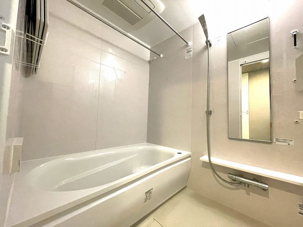【浴室】寛げる浴室は追い炊き機能、浴室換気乾燥機能付きで快適なバスタイムをお過ごしいただけます。