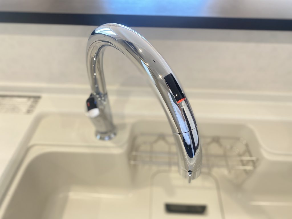 【タッチレス水栓】 吐水口のセンサーに手をかざすだけで操作ができるキッチン水栓です。お料理の時に濡れた手で水栓に触れずにすむので、水栓まわりを汚すことがありません。