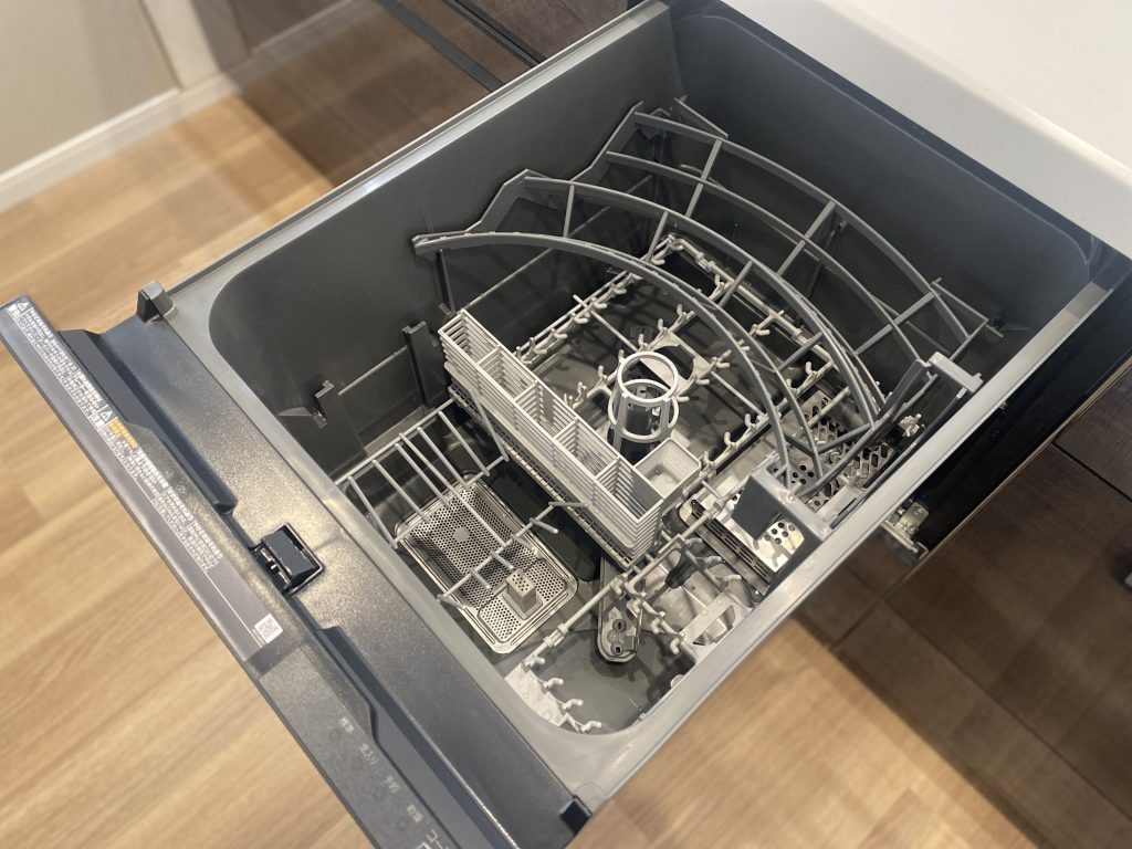 【食洗機】 食洗機は洗浄力、高温の除菌効果、節水効果があります。家事の時短にもなります。