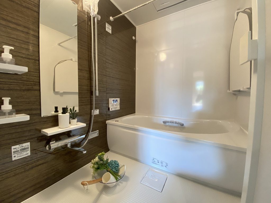 【浴室】 寛げる浴室は、追い炊き機能、浴室換気乾燥機能付きで快適にお使いいただけます。浴室乾燥機は冬場のヒートショック予防や浴室のカビ予防にもなります。