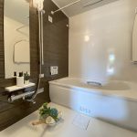 【浴室】 寛げる浴室は、追い炊き機能、浴室換気乾燥機能付きで快適にお使いいただけます。浴室乾燥機は冬場のヒートショック予防や浴室のカビ予防にもなります。