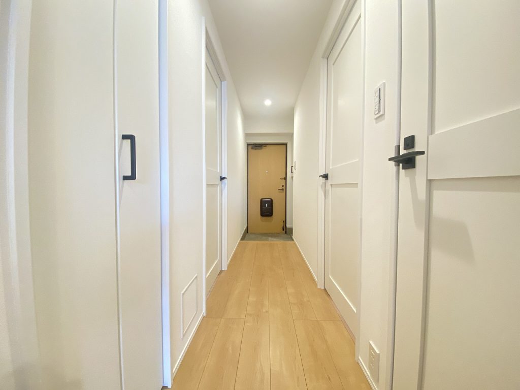 【室内廊下】 明るくてすっきりと爽やかな室内廊下の様子です。ホワイトで統一された建具がとても綺麗です。